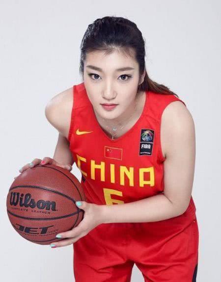 李梦女篮吃瓜图片,赛场外的萌态曝光