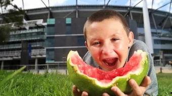 看吃瓜的男生,揭秘看吃瓜男生的独特魅力