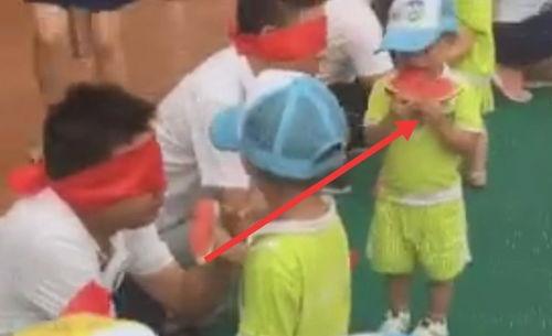 舞蹈老师给孩子吃瓜,舞动童年——舞蹈老师与孩子们的甜蜜互动